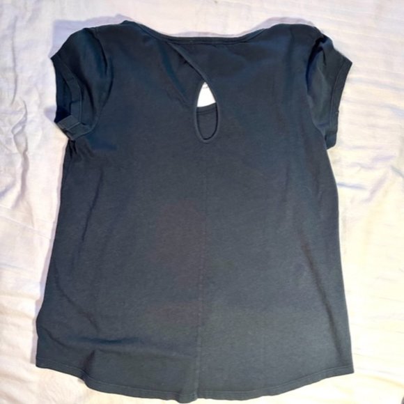 GAP Tee with Keyhole on Backside - Size M - NWT - Picture 6 of 9
